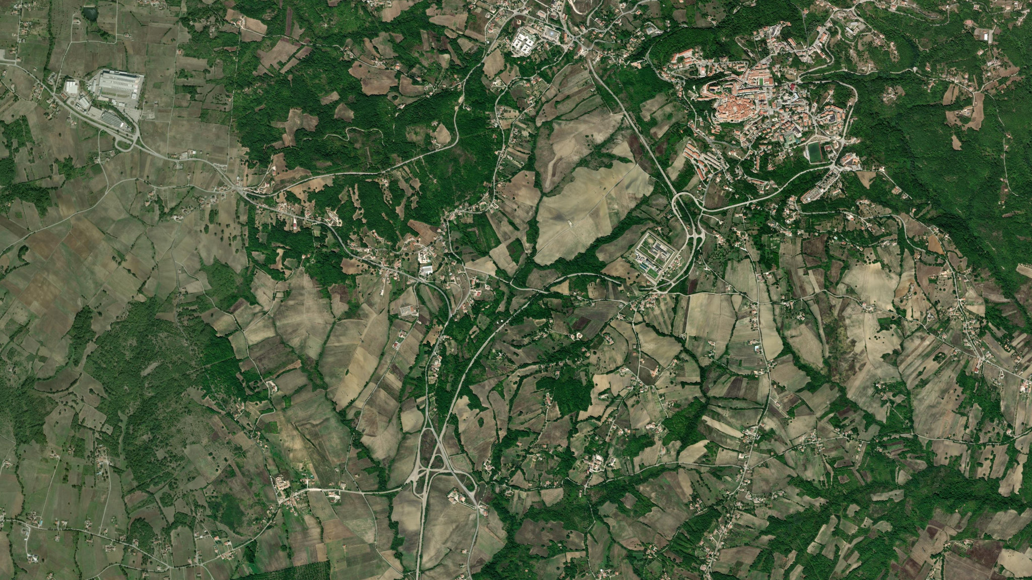 Territorio di Sant'Angelo dei Lombardi visto dall'alto: il centro storico e, a sud-ovest, l'Abbazia del Goleto