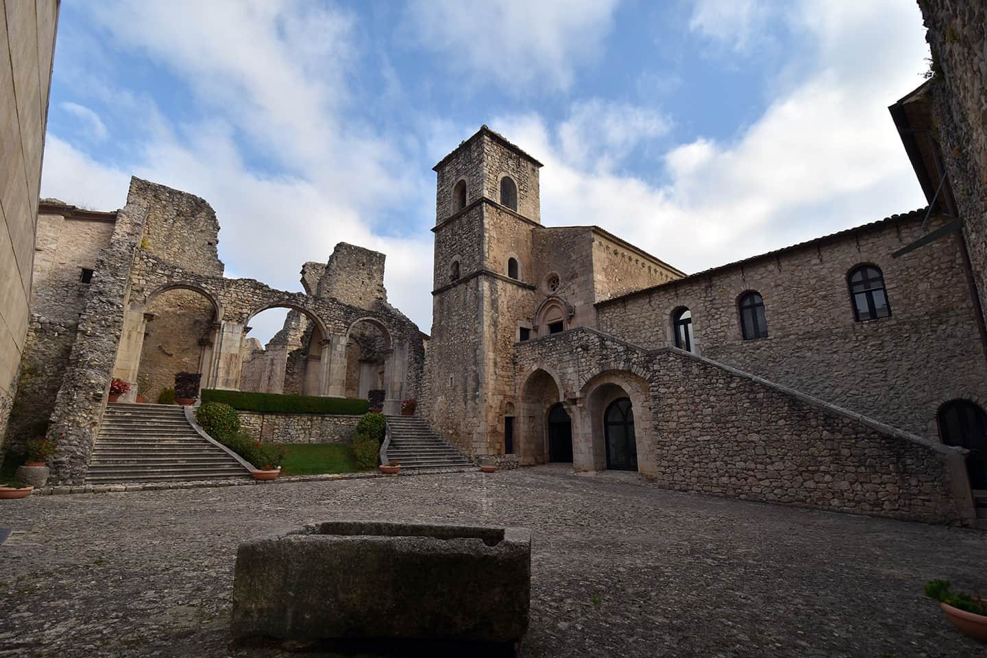 Il complesso abbaziale del Goleto oggi: il campanile, la chiesa vecchia con le arcate superstiti e il corpo conventuale restaurato